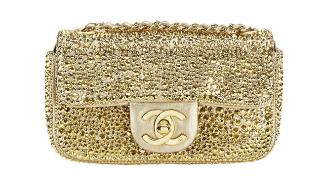 <strong>CHANEL｜シャネル</strong>　ミニバッグ [W14×H8.5×D4cm] 71万5050円（シャネル）　©CHANEL