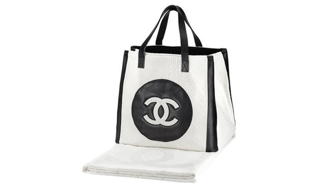 <strong>CHANEL｜シャネル</strong>　バッグ（ホワイトコットン×ブラックレザー）＆タオル [W38×H36×D31cm] 11万2350円（シャネル）　©CHANEL