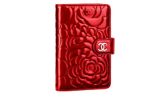 <strong>CHANEL｜シャネル</strong>　パテントレザーのウォレット [W15×H10×D3.5cm] 9万2400円（シャネル）　©CHANEL