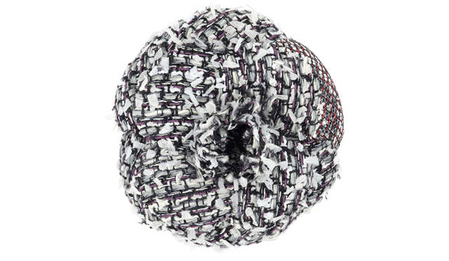 <strong>CHANEL｜シャネル</strong>　ツイードでカメリアをかたどったブローチ [直径8cm] 5万2500円（シャネル）　©CHANEL