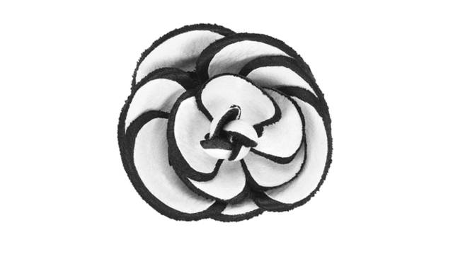 <strong>CHANEL｜シャネル</strong>　ツイードでカメリアをかたどったブローチ [直径9cm] 5万2500円（シャネル）　©CHANEL