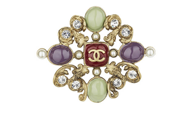<strong>CHANEL｜シャネル</strong>　ブローチ　4万9350円（シャネル）　©CHANEL