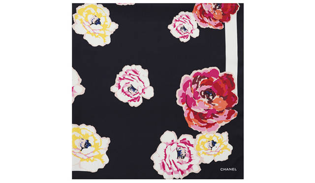 <strong>CHANEL｜シャネル</strong>　シルクスカーフ　[90×90cm] 3万7800円（シャネル）　©CHANEL