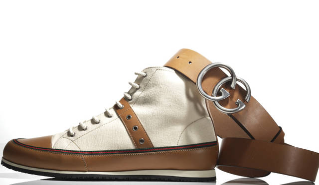 <strong>GUCCI｜グッチ</strong>　コーディネイトに使うレザーの色は揃えるのが鉄則。キャメル色のレザーがクラシカルな印象のスニーカーには、ベルトもオーソドックスかつシンプルなものを選んで。バックルのGGロゴが、インパクトを放つ。ベルト 3万9900円、スニーカー 6万1950円（ともにグッチ／グッチ ジャパン）