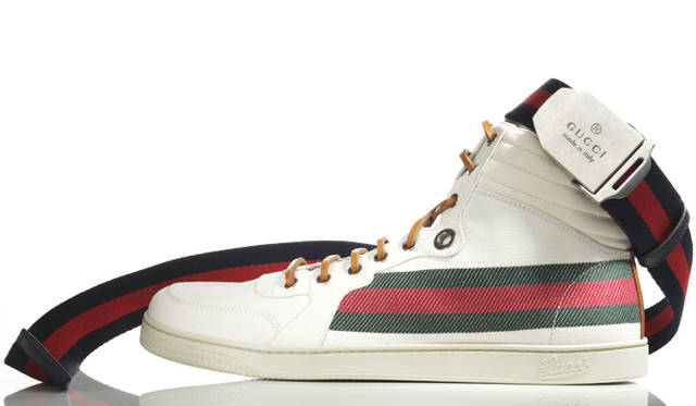 <strong>GUCCI｜グッチ</strong>　赤×緑のウェブが印象的なスニーカーには、あえておなじくウェブのリボンベルトを合わせて、バランスを楽しむのもいい。ベルト 4万6200円、スニーカー 7万350円（ともにグッチ／グッチ ジャパン）