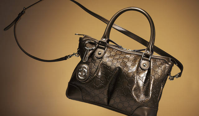 <strong>GUCCI｜グッチ</strong>　ショルダーベルトは取り外しが可能。ハンドルも大きめにデザインされているので、コートスタイルでも持ちやすいのがうれしい。マチもたっぷりあるので、日常づかいに最適。「スーキー」バッグ（ショルダータイプ） [W39×H38×D12cm] 16万2750円（グッチ／グッチ ジャパン）