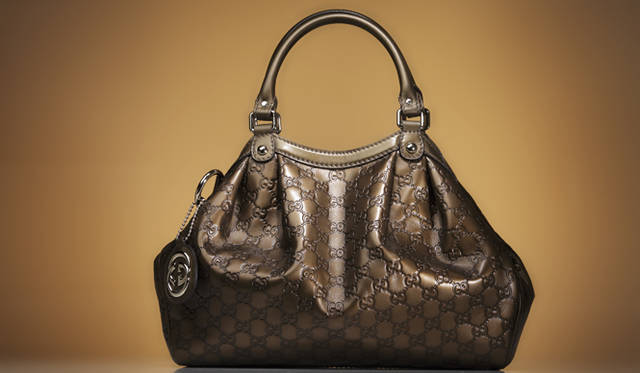 <strong>GUCCI｜グッチ</strong>　台形がインパクトのある、ホーボータイプのバッグ。きゅっと絞ったように見える上部も、スナップで口がスクエアに開くようになっていて使い勝手がいい。「スーキー」バッグ（ホーボータイプ） [W33×H28×D12cm] 17万8500円（グッチ／グッチ ジャパン）