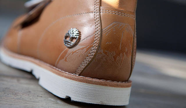 <strong>Timberland｜ティンバーランド</strong>　「市原隼人×ティバーランド」チャリティーコラボレーションブーツ<br>ヒールには日本の自然の象徴であり、市原氏自身、実際に頂上まで登り、大きな達成感を得た富士山が描かれている。