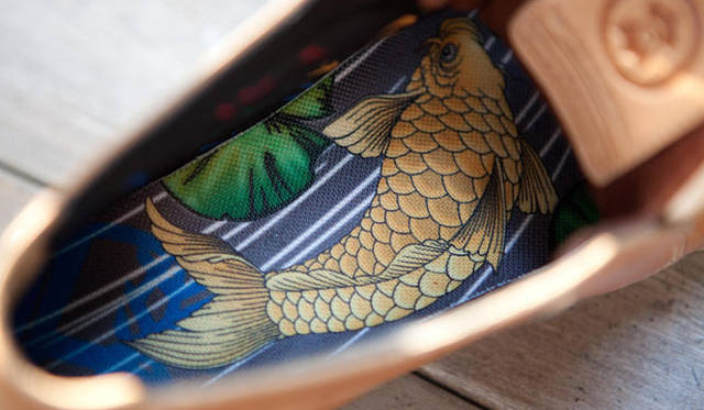 <strong>Timberland｜ティンバーランド</strong>　「市原隼人×ティバーランド」チャリティーコラボレーションブーツ<br>インソールには足の向く方向がすべての登竜門かのように、また竜門を昇る鯉のように、歩くたびに上を見て成長していく思いを込め「鯉の滝登り」のグラフィックを配置。