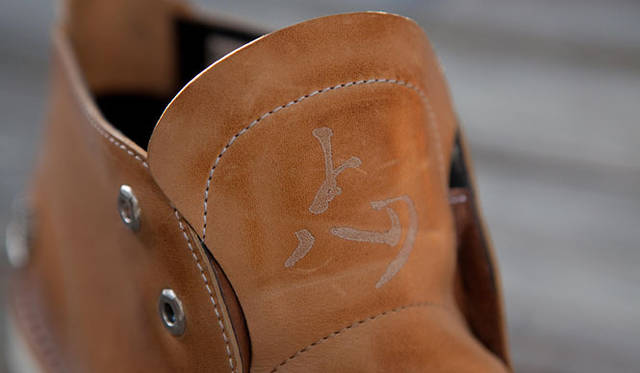 <strong>Timberland｜ティンバーランド</strong>　「市原隼人×ティバーランド」チャリティーコラボレーションブーツ<br>「信念を貫く」そして、「相手を思う厚意」という意味を込めて、市原氏直筆の「志」の文字が刻まれている。