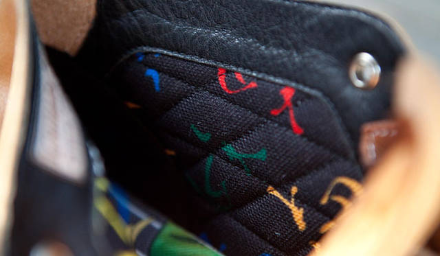 <strong>Timberland｜ティンバーランド</strong>　「市原隼人×ティバーランド」チャリティーコラボレーションブーツ<br>ラインニングには「志」パターンのマルチカラーグラフィック。