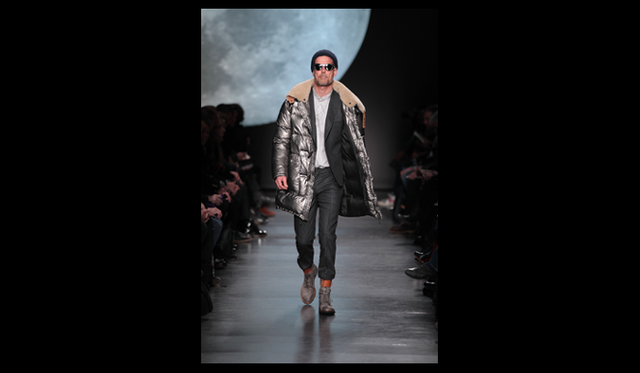 <strong>Paul Smith｜ポール・スミス</strong>　「今季のコレクションは、先ごろ死去したアーティストでミュージシャンである、キャプテン・ビーフハート（ドン・ファン・フリート）と、彼の朋友でありライバルであったフランク・ザッパからインスピレーションを得ています。彼らの音楽、衣装、アルバムカバー、具体的ななにかというより、彼らのランダムさに注目しました」とポール・スミス氏は語る。2人のアーティスティックな自由さに、初期の宇宙探検のユニフォームをイメージしたディテールや、宇宙的なプリントがとり入れられたコレクションとなっている。