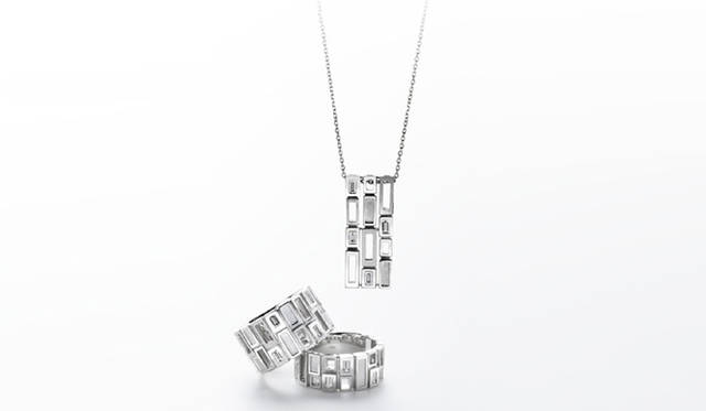 <strong>TASAKI｜タサキ</strong> 「Face of TASAKI」[WGK18×ダイヤモンド] ペンダント 44万1000円、リング（左） 48万3000円、リング（右） 35万7000円（TASAKI）