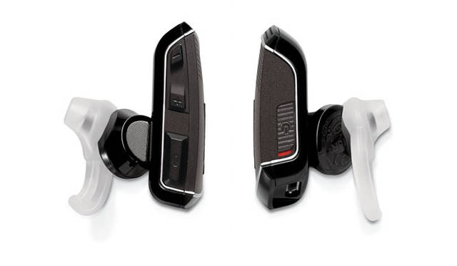 <strong>BOSE｜ボーズ</strong>　通話専用シングルイヤータイプ Bluetooth ヘッドセット「Bose® Bluetooth® headset」<br>ヘッドセット下部（右）にスライド式の電源ボタンを、ヘッドセット上部（左）に音量調整や通話ボタンを配置。