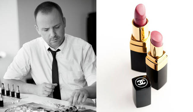 <strong>CHANEL｜シャネル</strong>　「ROUGE COCO SHINE」　シャネル メークアップ クリエイティブ ディレクターのピーター フィリップス氏と、手前「ルージュ ココ シャイン」“ボーイ”、奥「ルージュ ココ」“マドモアゼル”。 © CHANEL 