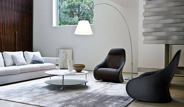 <strong> Zanotta Omotesando Gallery｜ザノッタ表参道ギャラリー</strong>　右／DERBY designed by Noe Duchaufour-Lawrance