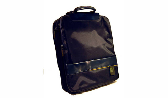 <strong>NAVA｜Urban Mobility</strong>　「トートバッグ UM014」　本体は2層構造で、A4サイズのファイルや雑誌が収納可能。メイン部分には15インチまでのパソコン収納スペースを装備。着脱可能なショルダーストラップも付属。価格｜4万5150円、サイズ｜W34×D38×H10cm、重量｜900g、素材｜ナイロン（本体）、スプリットレザー（皮革部分）、カラー｜全3色（ライトグレー、ダークグレー、ブラック）