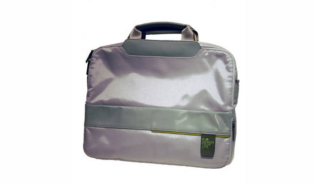 <strong>NAVA｜Urban Mobility</strong>　「ブリーフケース UM019」　価格｜3万9900円、サイズ｜W39,5×D30×H11cm、重量｜900g、素材｜ナイロン（本体）、スプリットレザー（皮革部分）、カラー｜全3色（ライトグレー、ダークグレー、ブラック）