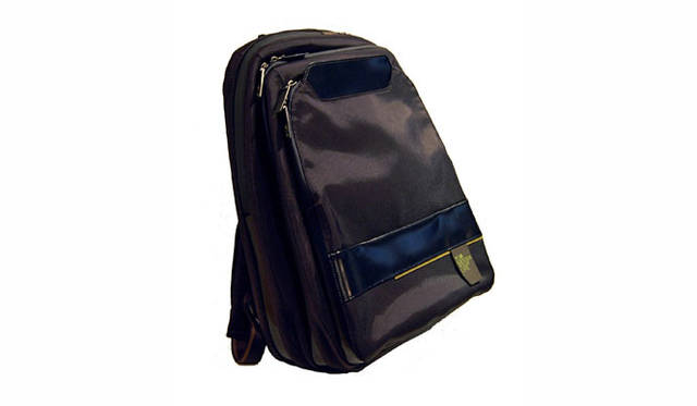 <strong>NAVA｜Urban Mobility</strong>　「バックパック UM070」　本体は3層構造で、A4サイズのファイルや雑誌が収納可能。メイン部分には15インチまでのパソコン収納スペースを装備。バッグ正面のスペースには携帯電話やペットボトルも収められる。価格｜3万9900円、サイズ｜W30×D35×H15cm、重量｜970g、素材｜ナイロン（本体）、スプリットレザー（皮革部分）、カラー｜全3色（ライトグレー、ダークグレー、ブラック）