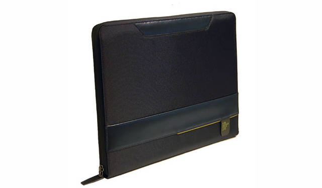 <strong>NAVA｜Urban Mobility</strong>　「書類ケース UM875」　価格｜1万6800円、サイズ｜W35×D27×H2cm、重量｜400g、素材｜ナイロン（本体）、スプリットレザー（皮革部分）、カラー｜全3色（ライトグレー、ダークグレー、ブラック）