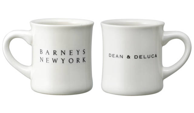 <strong>バーニーズ　ニューヨーク｜DEAN&DELUCA×BARNEYS NEW YORK KOBE</strong>　表裏にそれぞれ“BARNEYS NEW YORK”、“DEAN&DELUCA”のロゴが配されたマグカップ。￥1,050