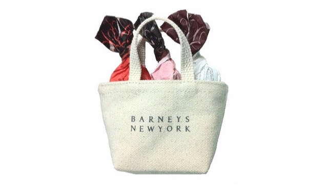 <strong>バーニーズ　ニューヨーク｜DEAN&DELUCA×BARNEYS NEW YORK KOBE</strong>　限定販売されるお菓子いりのミニトートバッグ。￥1,050