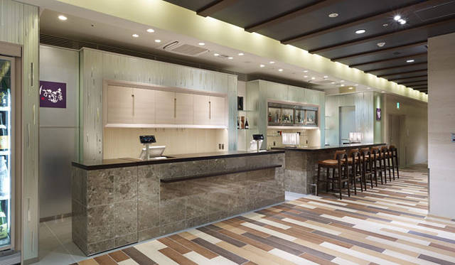 <strong>和醸和楽｜はせがわ酒店</strong>　二子玉川店のバーカウンターでは日替わりでお酒とおつまみが楽しめる。