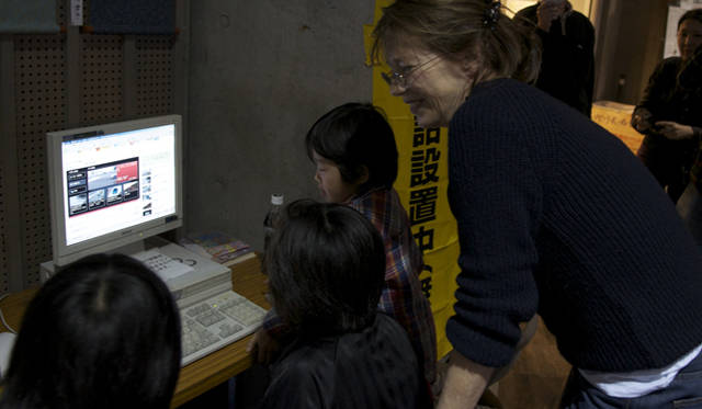 <strong>INTERVIEW</strong>｜ジェーン・バーキン――緊急ライブに込められた思い　子どもたちひとりひとりに声をかけるジェーン・バーキン氏。