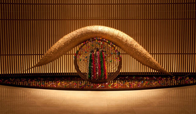<strong>THE PENINSULA HOTELS「HOPE FOR JAPAN」｜ザ・ペニンシュラホテルズ「ホープ・フォー・ジャパン」</strong>　千羽鶴が飾られた濱恵泉氏の作品