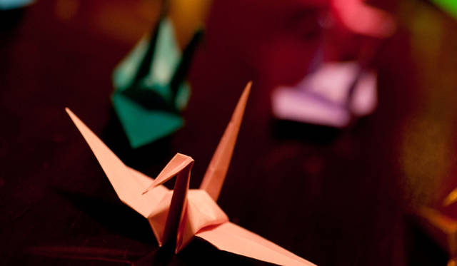 <strong>THE PENINSULA HOTELS「HOPE for JAPAN」｜ザ・ペニンシュラホテルズ「ホープ・フォー・ジャパン」</strong>　千羽鶴が飾られた濱恵泉氏の作品