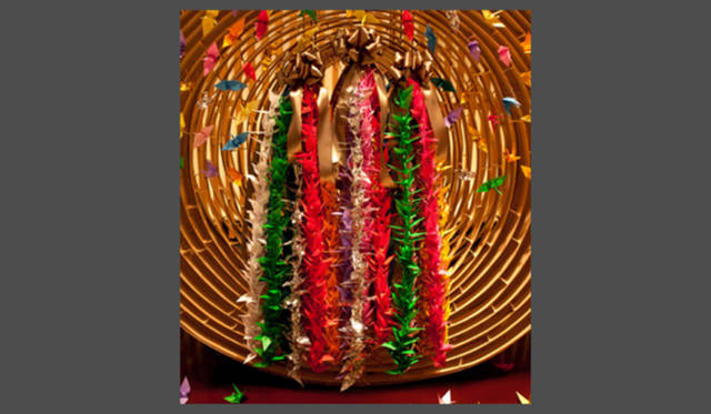 <strong>THE PENINSULA HOTELS「HOPE for JAPAN」｜ザ・ペニンシュラホテルズ「ホープ・フォー・ジャパン」</strong>　千羽鶴が飾られた濱恵泉氏の作品