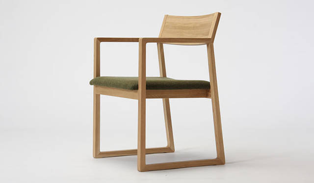 <strong>Tカリモク家具の新ブランド「HARU」</strong>　ダイニングチェア（肘掛け） 4万8930円