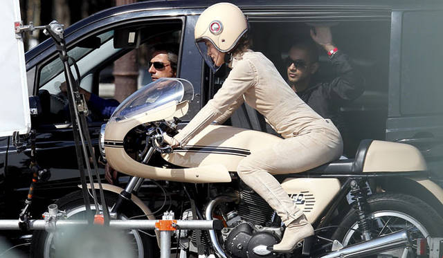 <strong>CHANEL｜シャネル</strong>　バイク用ジャンプスーツは、シャネルのデザイナー カール ラガーフェルド氏が手がけたもの。 ©CHANEL - photographer Andrew COOPER