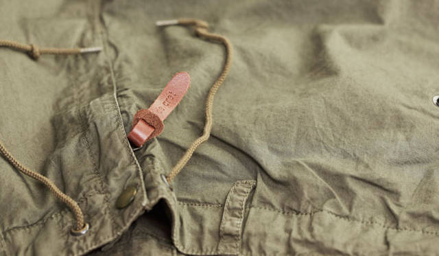 <strong>BEAMS PLUS｜ビームス プラス</strong>　ミリタリーイージーパンツ1万8900円（サージュ デ クレ×ビームス プラス）