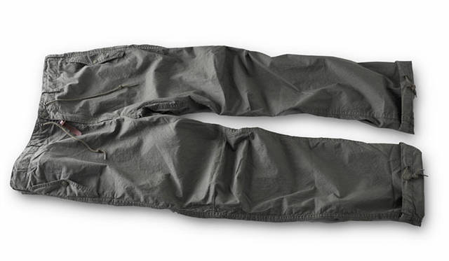 <strong>BEAMS PLUS｜ビームス プラス</strong>　ミリタリーイージーパンツ1万8900円（サージュ デ クレ×ビームス プラス）