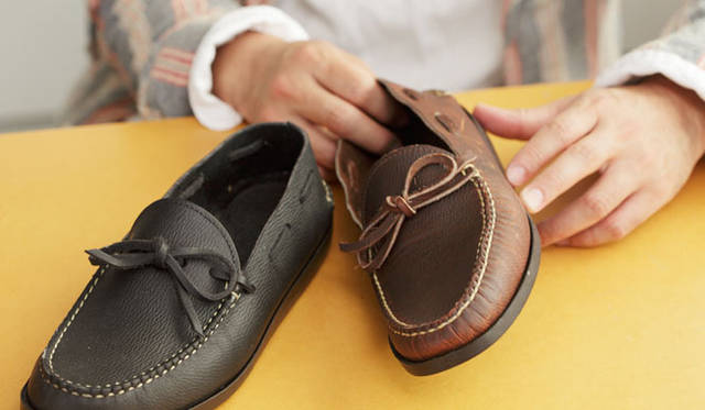 <strong>BEAMS PLUS｜ビームス プラス</strong>　ハンドソーンモカシン各3万450円（アトランティック ワークス）