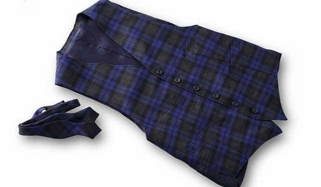 <strong>BEAMS PLUS｜ビームス プラス</strong>　「ビームス プラス」オリジナル ベスト1万8900円、ボウタイ6090円