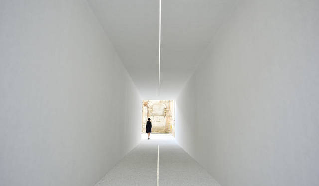 <strong>東芝｜TOSHIBA</strong>　space01 ENTRANCE｜インスタレーションの導入部となる真っ白のトンネル。天井に伸びる一筋の光が、床面の水路にもう一筋の光となり映り込む。