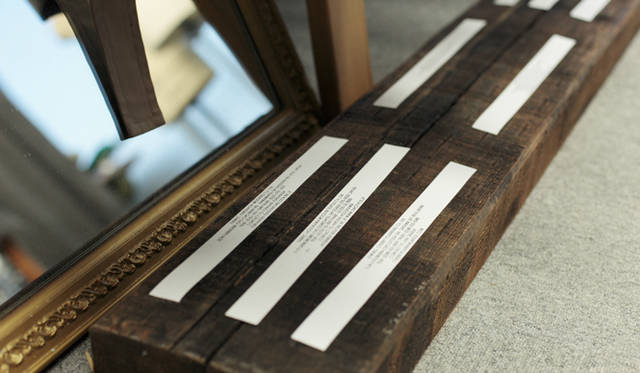 <strong>LYTHA｜リター</strong>　まだ商品に付けられる前の生産者タグ。展示会にて。