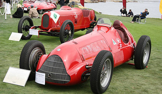 <strong>Alfa Romeo MiTo Special Edition｜アルファ ロメオ ミト スペシャルエディション</strong>　これまで“アルファ レッド”を纏ったクルマは数多い。手前は戦前・戦後のGPシーンを完全制覇した158アルフェッタだ。