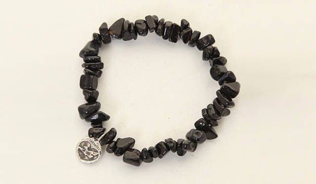 <strong>at-scelta｜アットシェルタ</strong>　チャリティストーンブレスレット（roi rouge et noir）価格｜1575円、素材｜オニキス、シルバー925