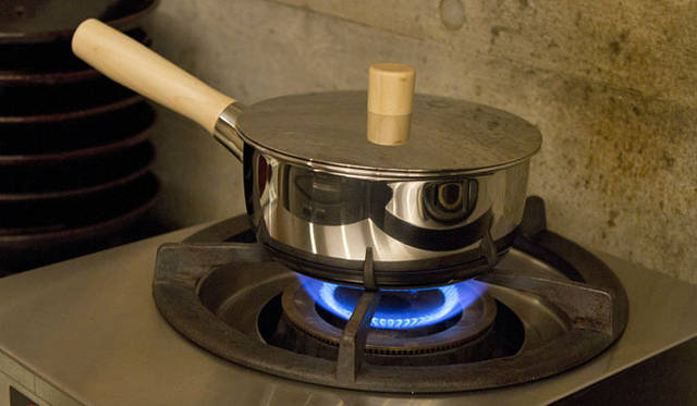 <strong>ALESSI｜The“Shiba”Series｜NAOTO FUKASAWA</strong>　「SAUCEPAN」3層構造ソースパン（断熱2層構造 フタつき18cm）把手｜木製 価格｜2万4150円