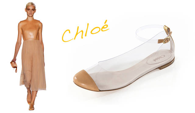 <strong>Chloé｜クロエ</strong>　クリア素材フラットアンクルストラップサンダル（ベージュ）6万900円（クロエ／クロエ インフォメーション）　Tel. 03-4335-1750