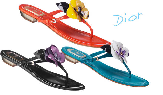 <strong>Dior｜ディオール</strong>　フラットサンダル – 各7万350円（ディオール／クリスチャン ディオール）　Tel. 03-3263-2266