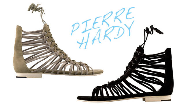 <strong>PIERRE HARDY｜ピエール アルディ</strong>　スウェードサンダル（ナチュラル、ブラック）各4万9350円（ピエール アルディ／ステディ スタディ）　Tel. 03-5469-7110