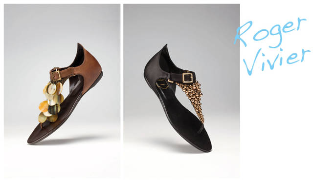 <strong>Roger Vivier｜ロジェ ヴィヴィエ</strong>　左／サンダル 19万8450円、右／ブラック×ゴールドのサンダル 16万3800円（ロジェ ヴィヴィエ／ロジェ ヴィヴィエ 阪急うめだ本店5Fインターナショナルブティック） Tel. 06-6361-1381（代）