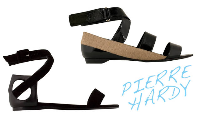 <strong>PIERRE HARDY｜ピエール アルディ</strong>　左／アンクルストラップサンダル[スウェード、カーフ]　7万5600円、右／アンクルストラップサンダル[キャンバス、パテントレザー]　7万350円（ピエール アルディ／ステディ スタディ）　Tel. 03-5469-7110