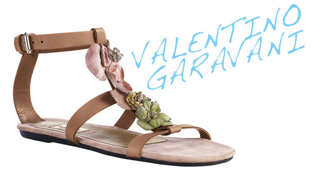<strong>VALENTINO GARAVANI｜ヴァレンティノ ガラヴァーニ</strong>　フラットサンダル7万1400円 （ヴァレンティノ ガラヴァーニ／ヴァレンティノ インフォメーションデスク）　Tel. 03-3263-6501