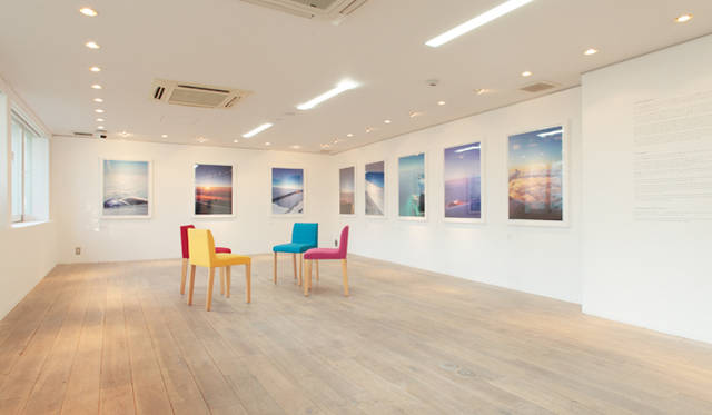 <strong>Paul Smith｜ポール・スミス</strong>　アランさんの写真店は、5月15日まで開催。3街のアートスペースにて。無料だ。