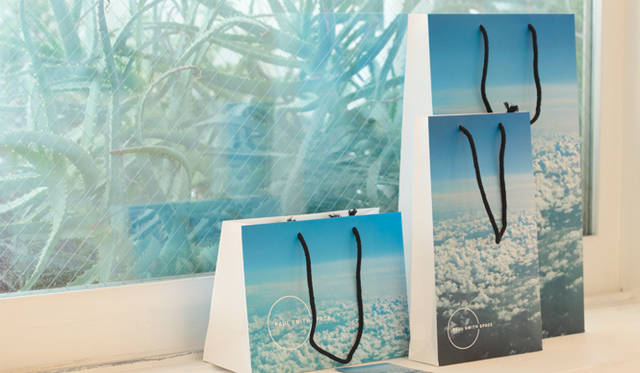 <strong>Paul Smith｜ポール・スミス</strong>　アランさんの空の写真を用いた、ショッピングバッグ。